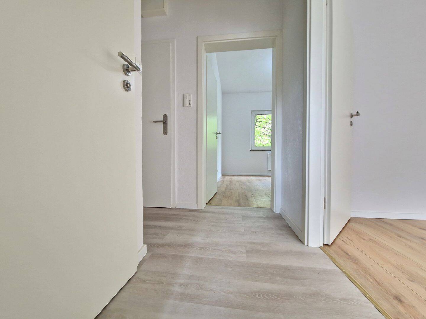 Modernisierte 2-Zimmer-Wohnung in Bremen  (Zentrale Lage), 28217 Bremen (Handelshäfen Steffensweg Utbremen Westend)
