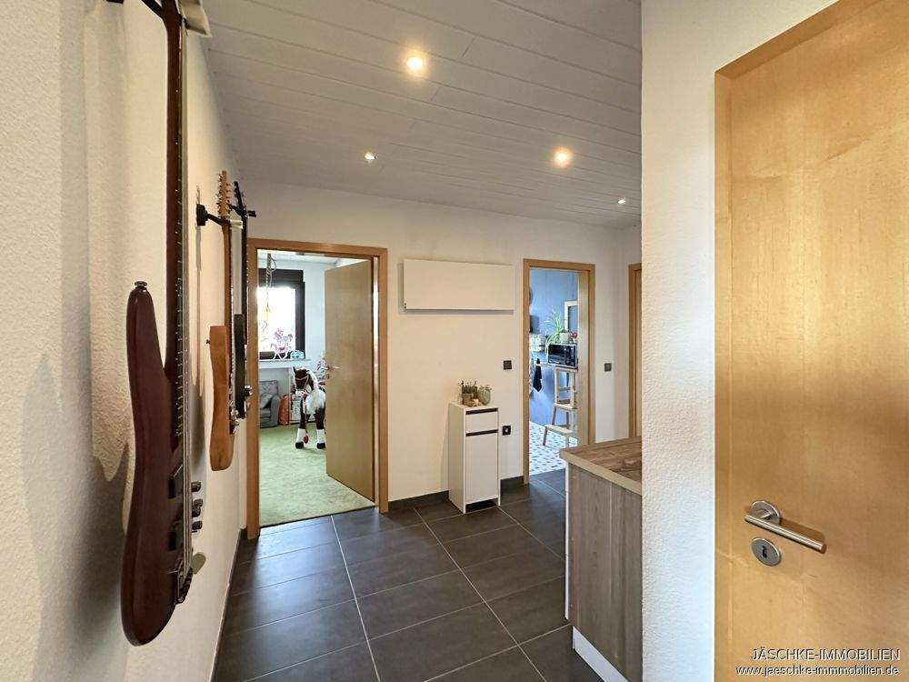JÄSCHKE – Großzügige 4-Zimmer-Dachgeschosswohnung mit Gartenanteil und Garage