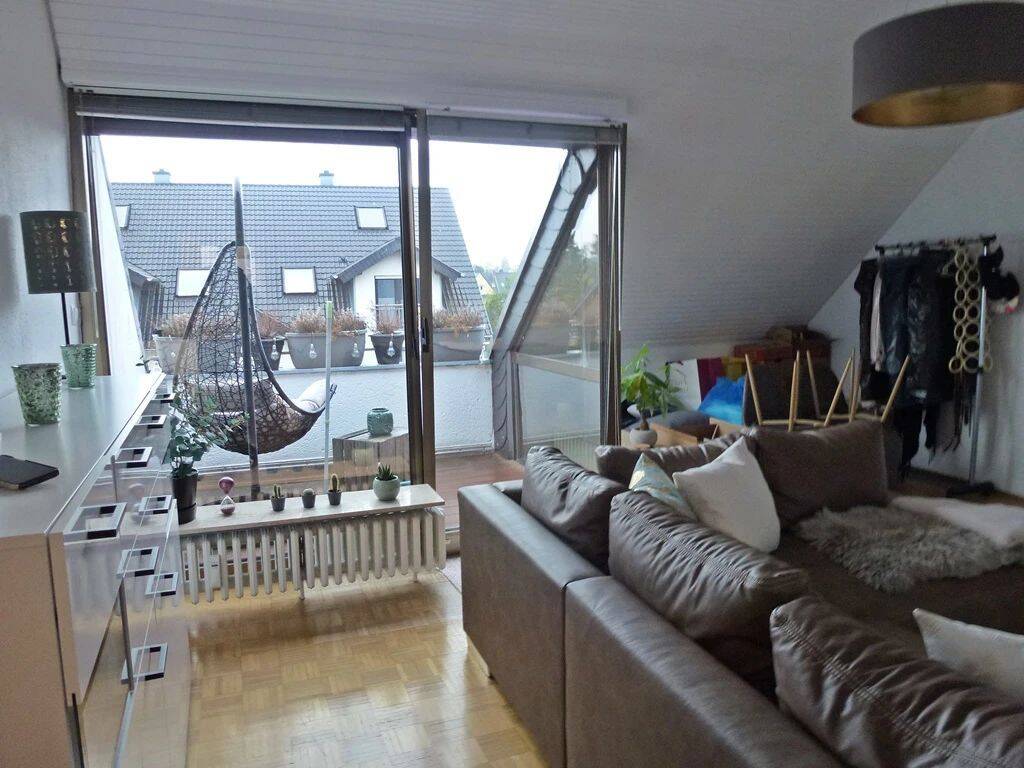 Longerich; 2-Zimmer Dachwohnung mit Süd-Balkon!, 50739 Köln (Nippes Bilderstöckchen Longerich Mauenheim Weidenpesch)