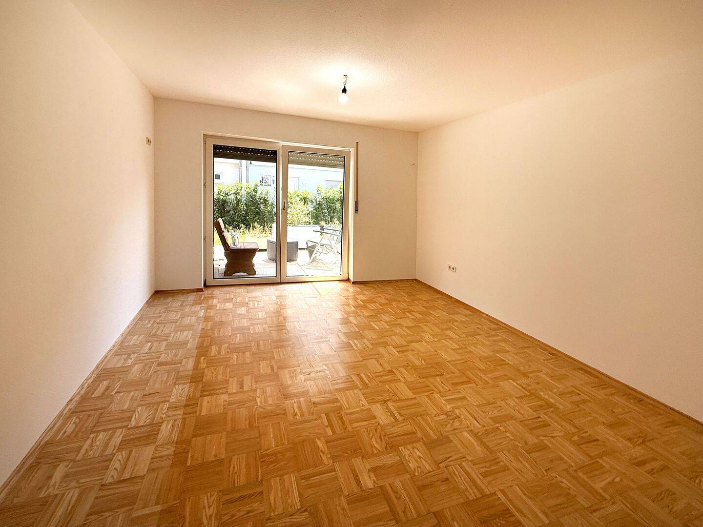 Attraktive 3-Zimmer-Erdgeschosswohnung mit großer Terrasse auf Erbpachtgrundstück in Schwetzingen, 68723 Schwetzingen