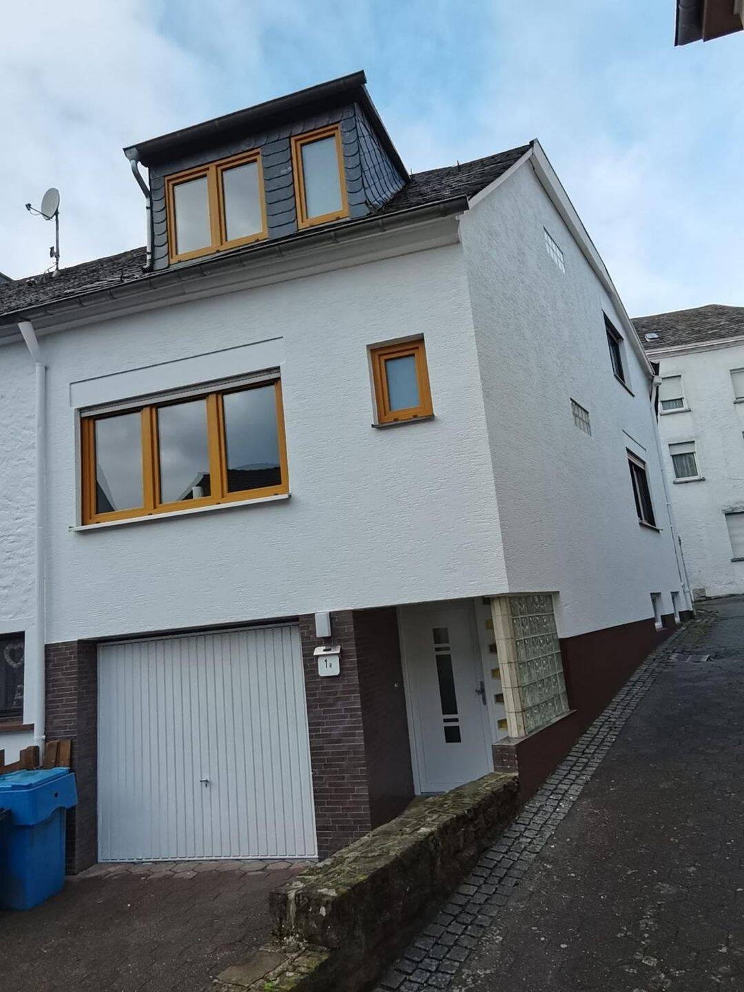 Dieses angebotene Haus besticht durch ihren besonderen Charme. Es handelt sich hier um ein zweistöckiges Reihenendhaus., 54662 Speicher