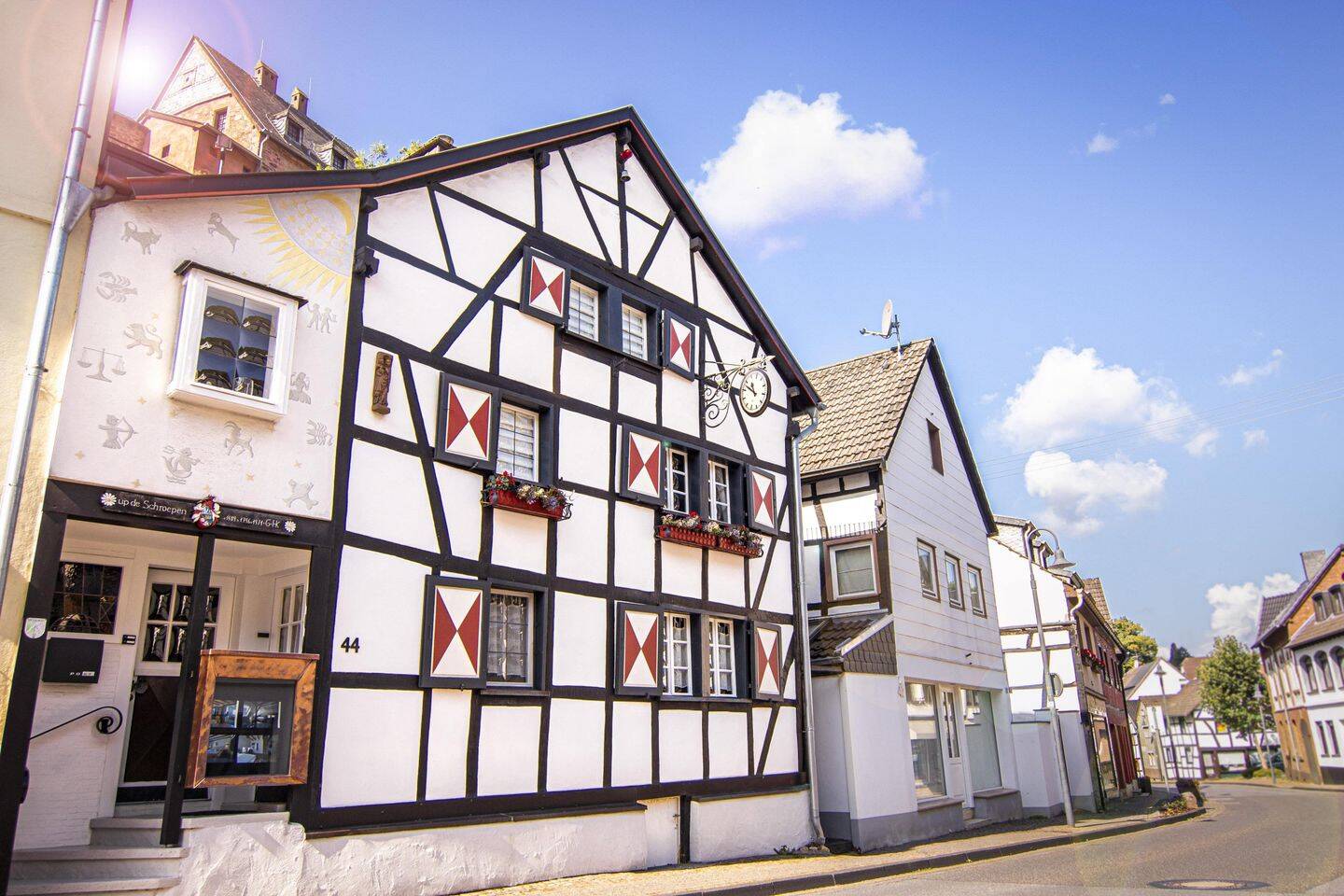 Die Alte Uhrmacherei Heimbach Historisches Fachwerkjuwel mit drei charmanten Ferienwohnungen, 52396 Heimbach