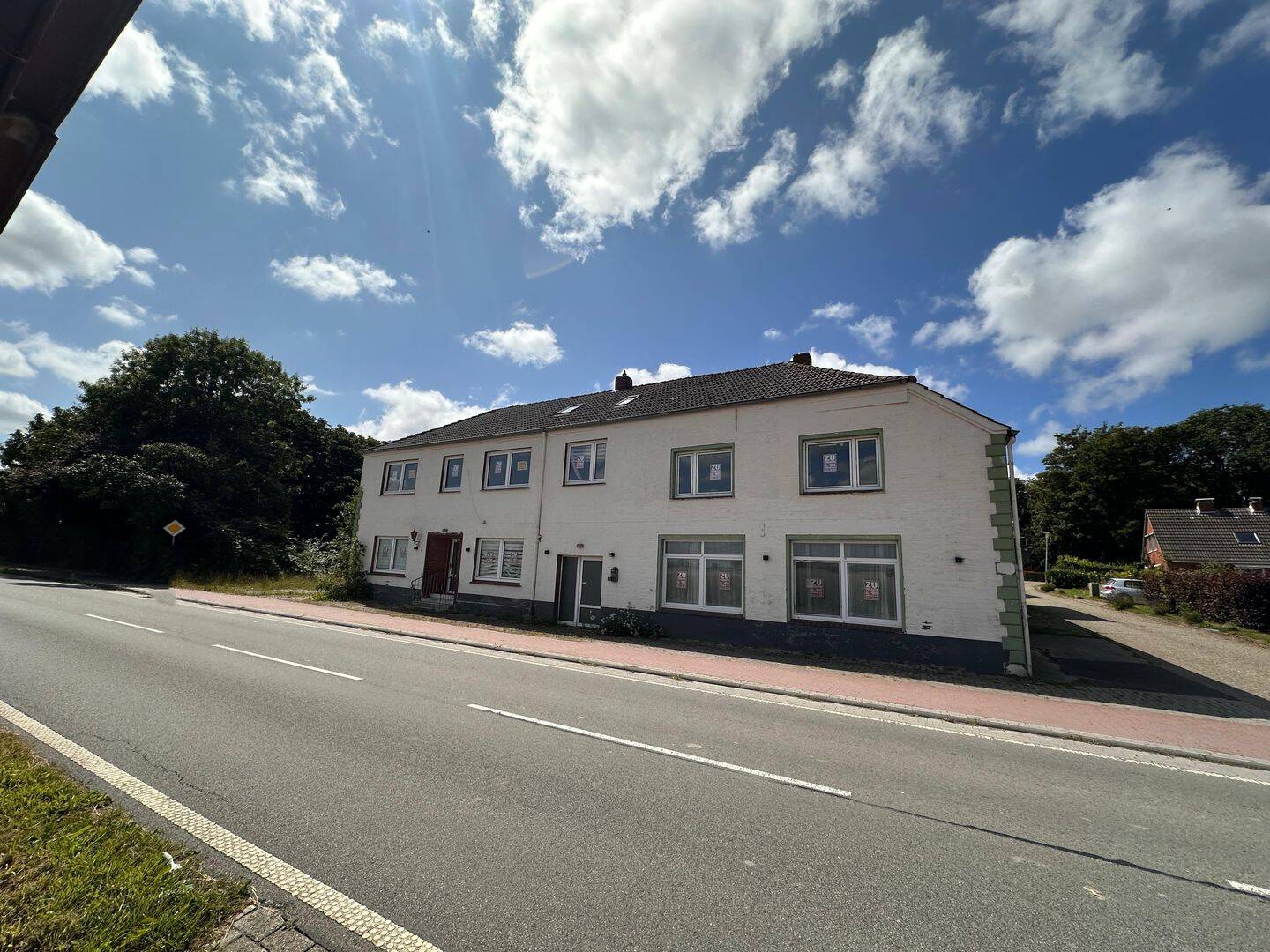 Nähe Greetsiel: Ländliche Idylle trifft Entwicklungspotenzial, renovierungsbedürftiges Mehrfamilienhaus mit angrenzender Scheune zu verkaufen!, 26736 Krummhörn