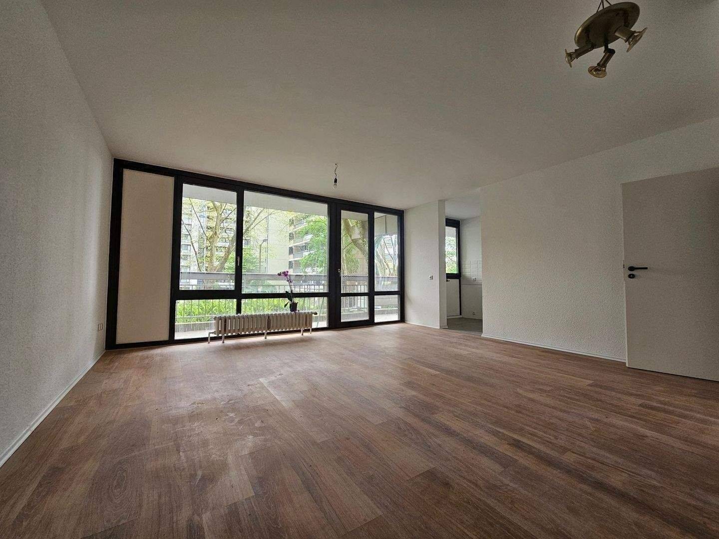 Kölner Westen – renovierte 2 Zimmer Eigentumswohnung inkl. Aufzug, Balkon und PKW Tiefgaragenstellplatz ab sofort zum Kauf, 50858 Köln (Lindenthal Junkersdorf Weiden)