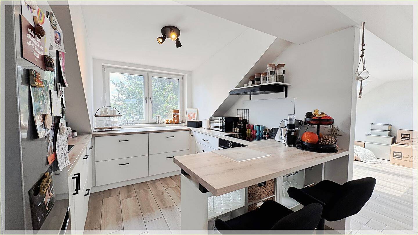 ~~ Hoch hinaus! Sonnige DG-Wohnung, neuwertig ausgebaut inkl. Klimaanlage u EBK (Ablöse) sucht Nachmieter!, 90522 Oberasbach