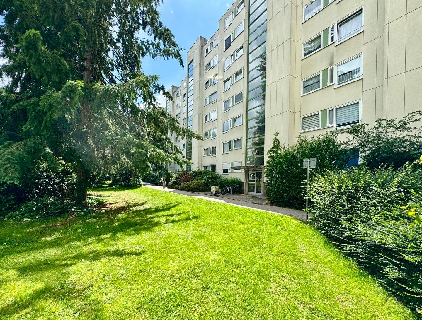 Laatzen: Ruhige 3-Zimmer-Hochparterrewohnung mit Loggia auf Erbpachtgrundstück, 30880 Laatzen