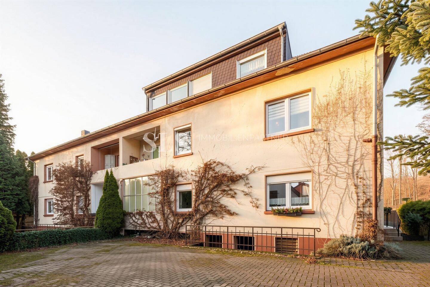 Viel Platz zum Leben – 4-Zimmer-Wohnung mit Garage im ruhigen Dreifamilienhaus, 44894 Bochum (Langendreer Werne)