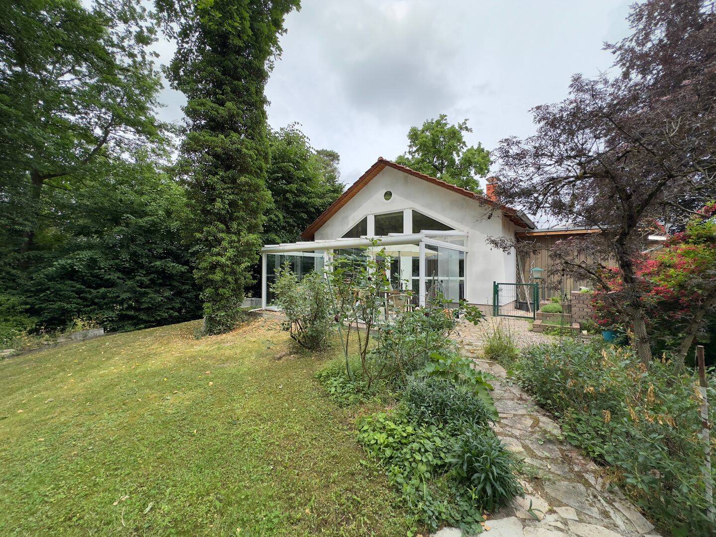 Charmanter Bungalow mit Wintergarten und großzügigem Grundstück, 15344 Strausberg