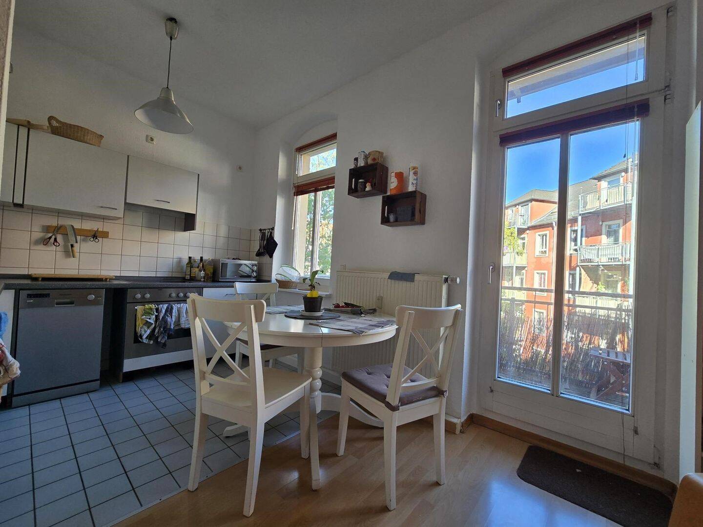 gemütlich, helle 2-Zimmerwohnung mit großen Balkon in zentraler, ruhiger Lage zu verkaufen., 1309 Dresden