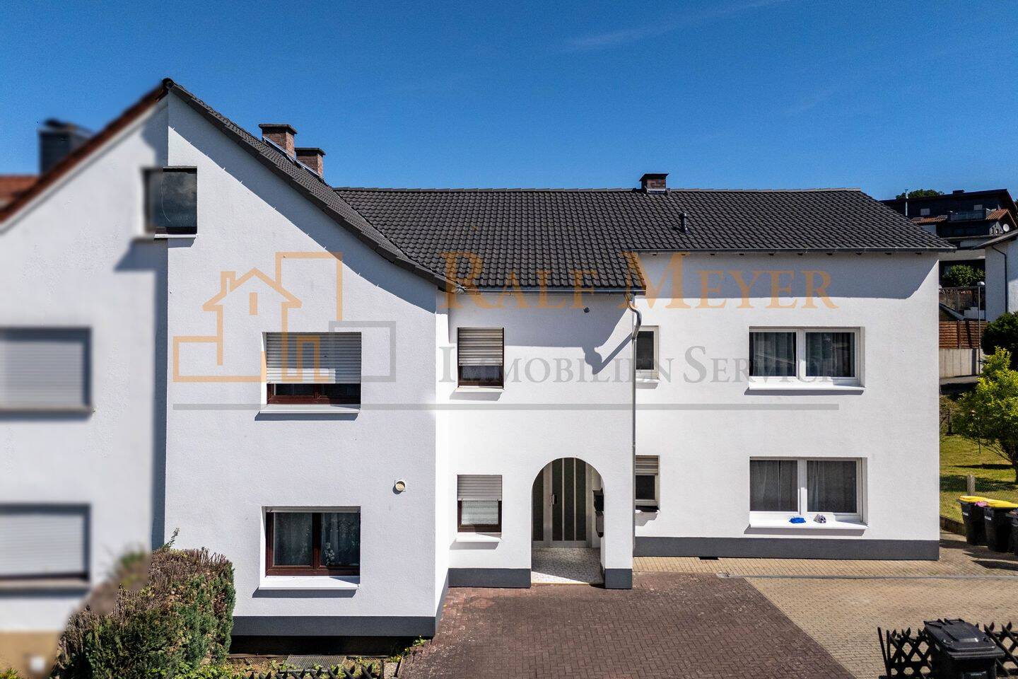 Modernisiertes Zweifamilienhaus mit Doppelgarage und vielseitigen Nutzungsmöglichkeiten in Solms-Oberndorf, 35606 Solms