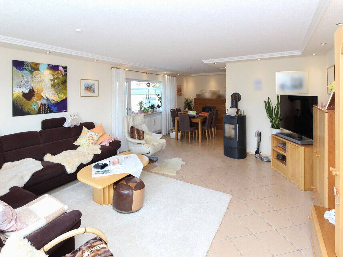 Großzügige 4-Zimmer-Erdgeschosswohnung mit Terrasse und Garten, 36100 Petersberg