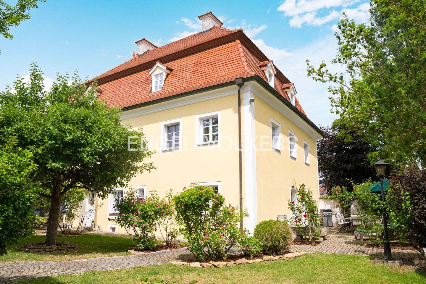 Leben im Denkmal: Einzigartiger, historischer Pfarrhof mit Traumgarten und Stadel, 93096 Köfering