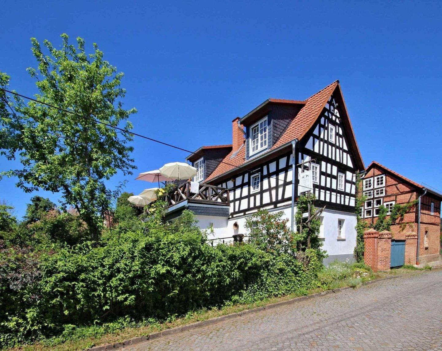 Außergewöhnlicher und moderner Landsitz auf großem Grundstück, 7749 Jena