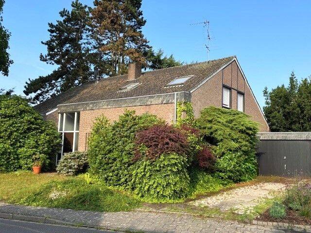 Freistehendes Wohnhaus mit Garage auf einem großzügigen Grundstück in 41334 Nettetal-Lobberich, 41334 Nettetal