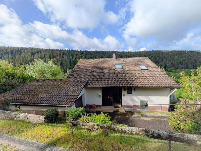 Sofort einzugsbereites Raumwunder mit unverbaubarem Blick, 3 Garagen und riesigem Grundstückspaket – provisionsfrei!, 72213 Altensteig