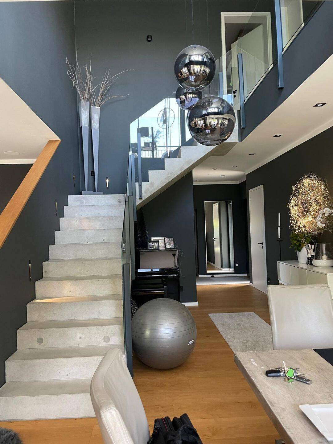 Extravagantes Einfamilienhaus mit überdimensionaler Garage und Wellnesshäuschen in Tirschenreuth, 95643 Tirschenreuth