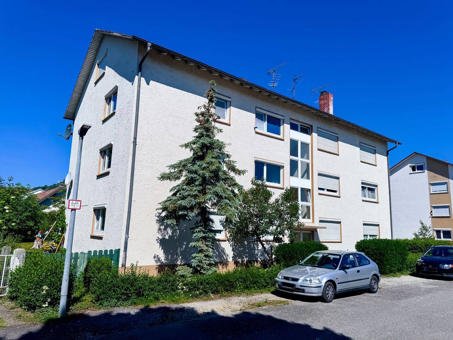 3-Zimmer-Wohnung mit großem Balkon, 2 Garagen und 2 Stellplätzen, 78239 Rielasingen-Worblingen