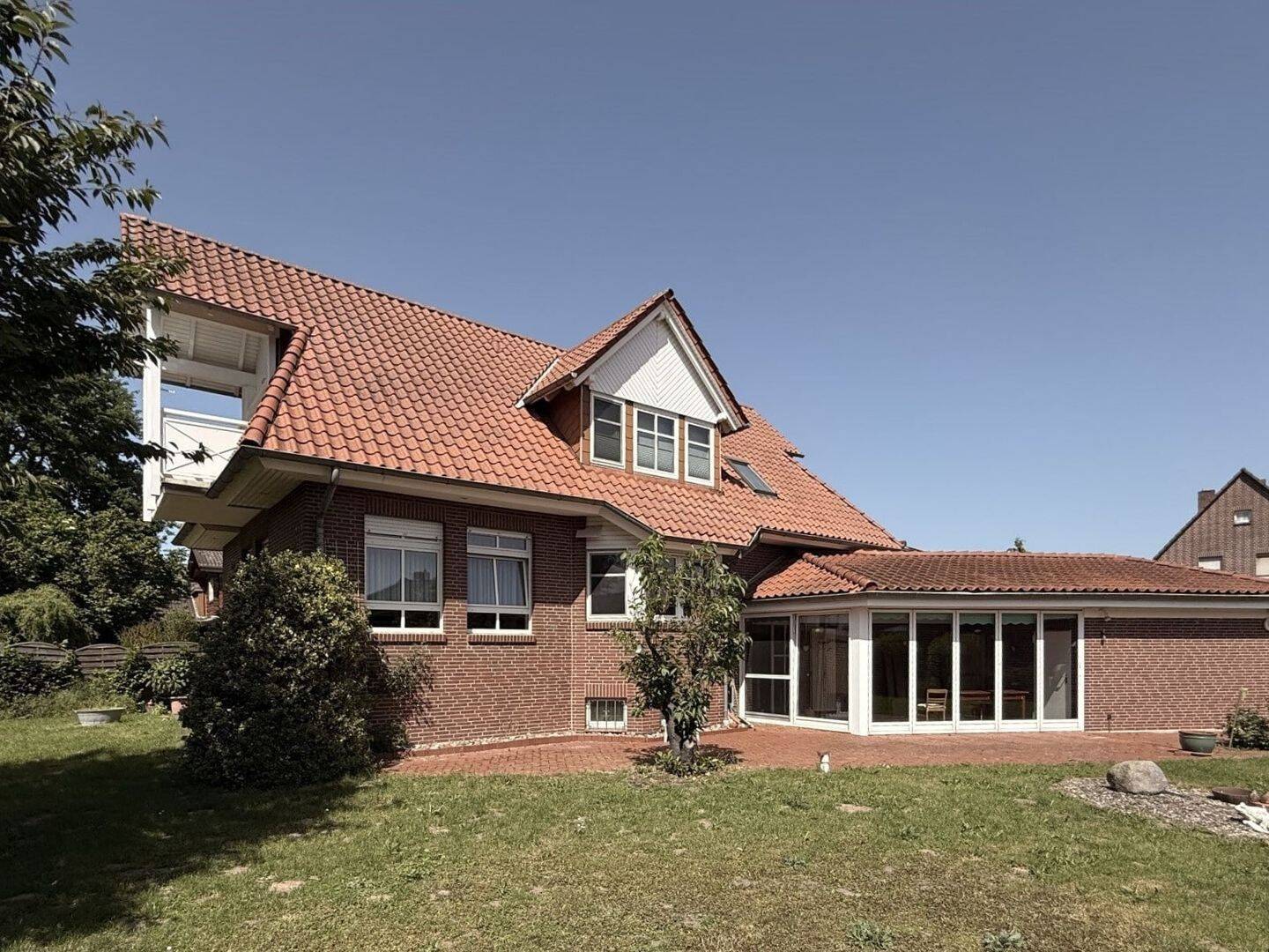 Hohenhameln OT Soßmar: Architektenhaus mit zwei Garagen, großem Wintergarten und zwei Balkonen, 31249 Hohenhameln