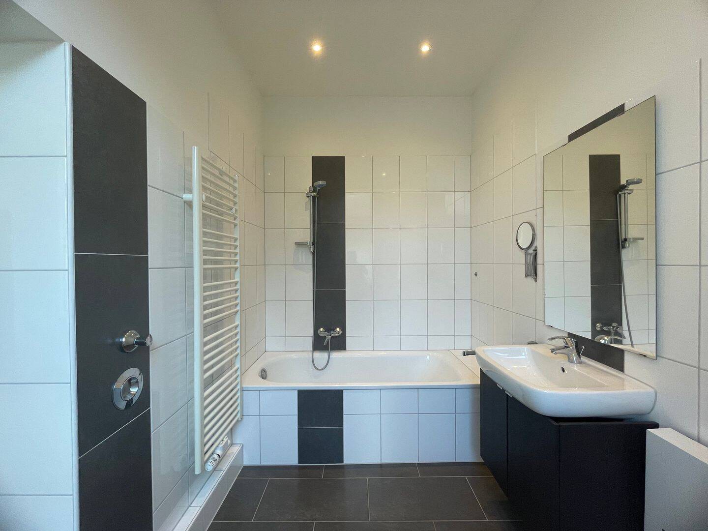 Altbaucharme trifft moderne Ausstattung! Großzügige 3-Zimmer-Wohnung ab sofort frei, 40215 Düsseldorf (Friedrichstadt)