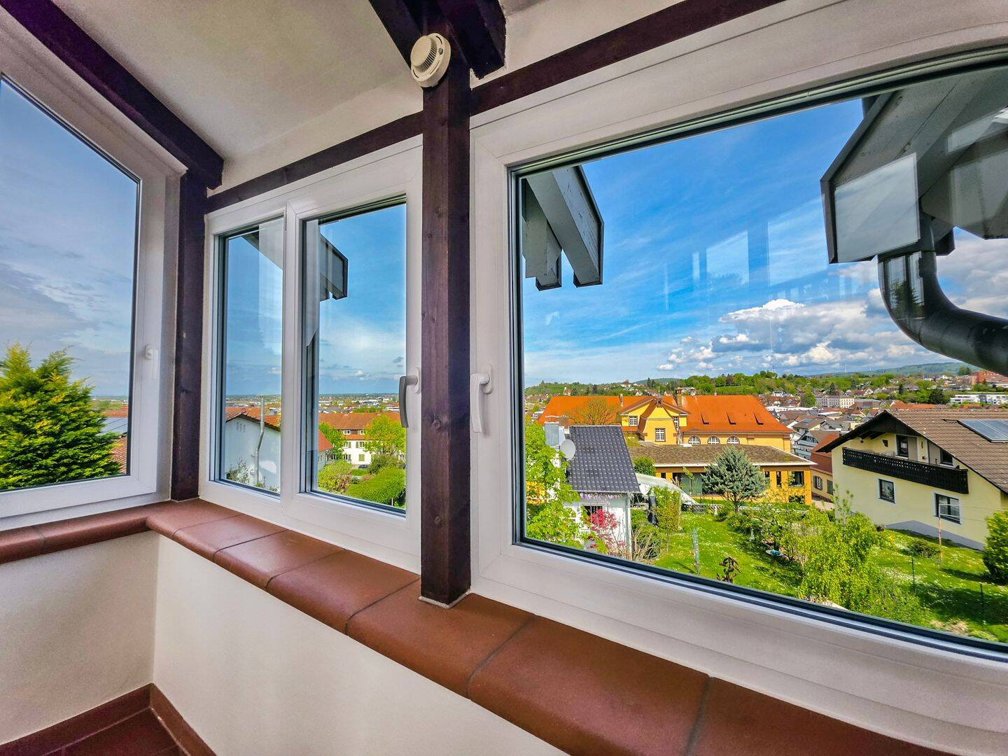 Großzügiges Wohnen auf 2 Etagen: Sauna, Erker, Dachterrasse, Garten in bester Hanglage, 77955 Ettenheim