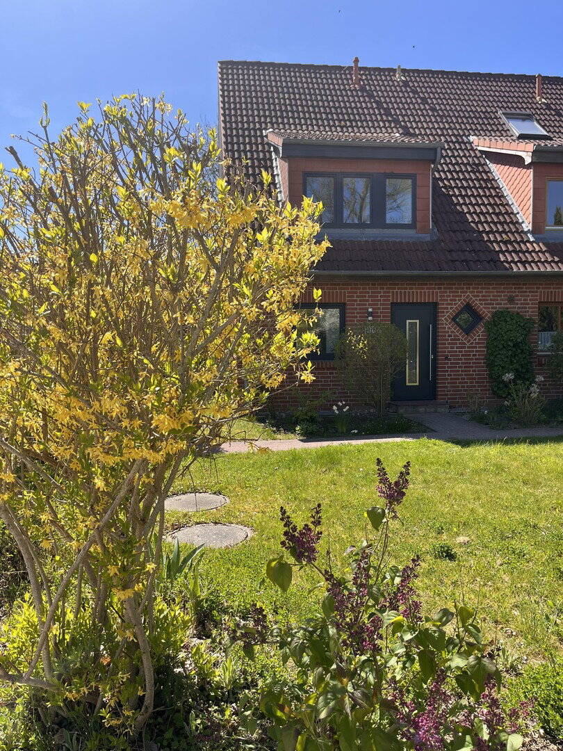 Kleinstadt-Idylle und Ostsee-Nähe zwischen HH und HL: Reihenendhaus – frisch modernisiert, 23858 Reinfeld (Holstein)