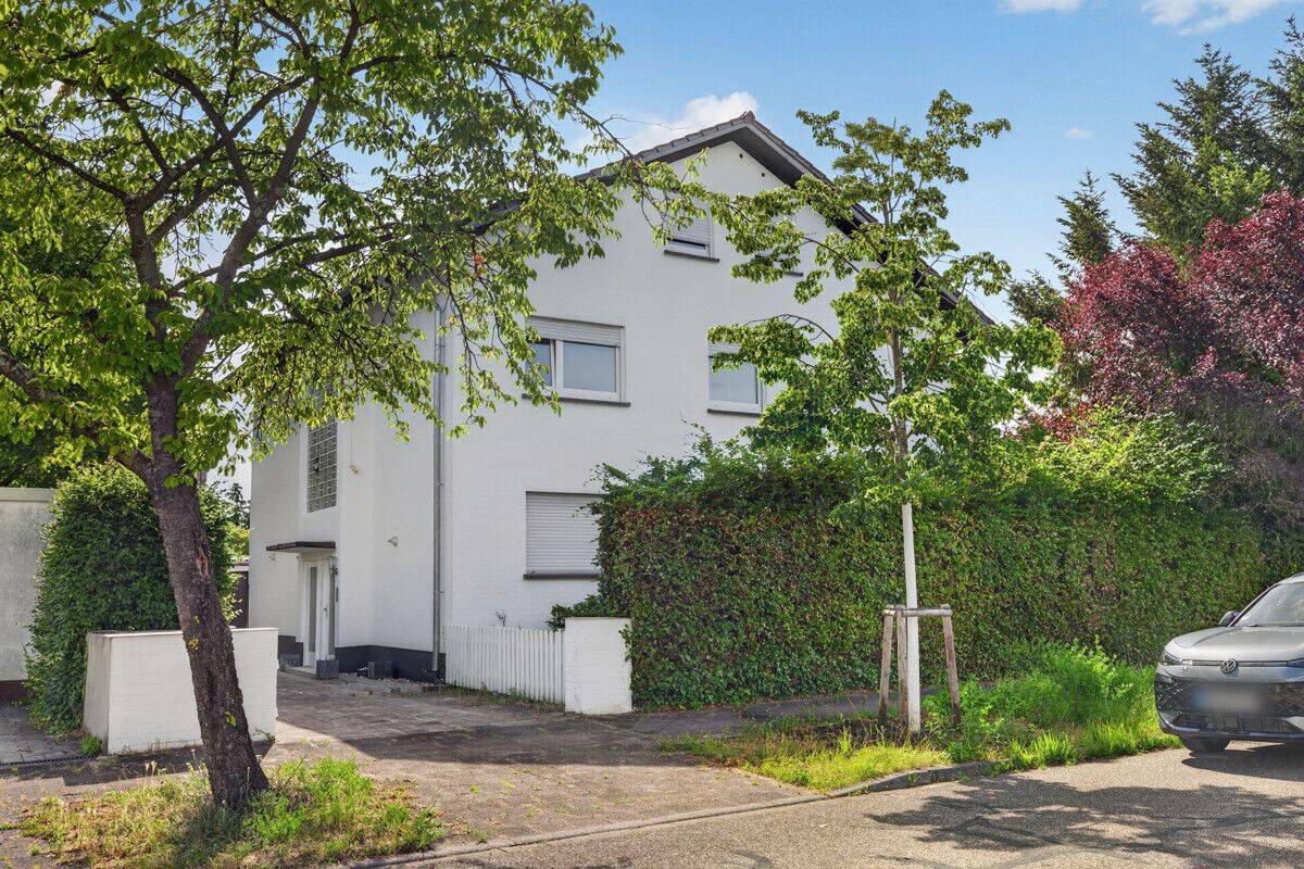 Großzügig wohnen mit Stil – 4-Zimmer-Eigentumswohnung mit Sonnenbalkon und Garage, 76139 Karlsruhe (Hagsfeld Rintheim Waldstadt)