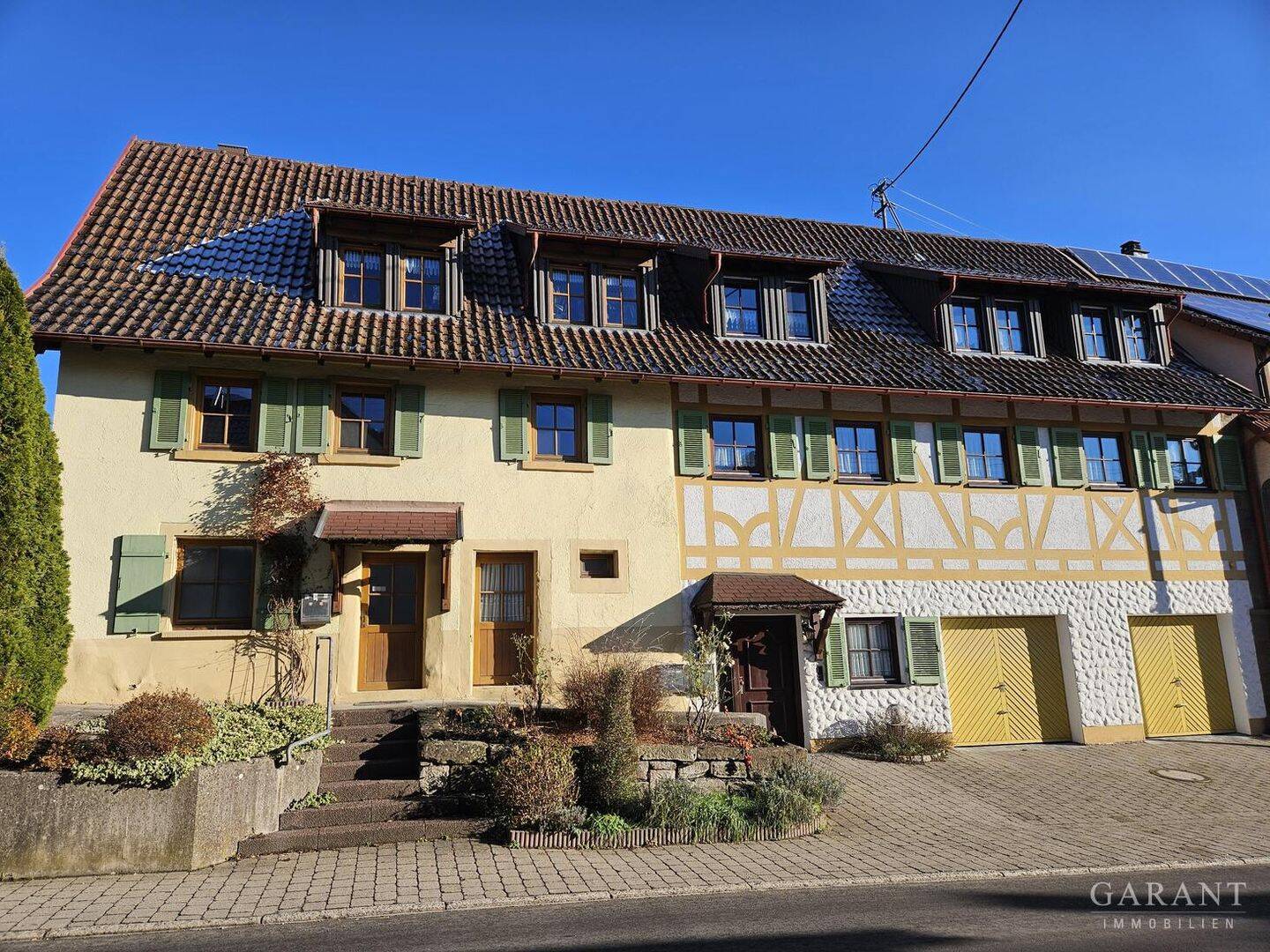 Zweifamilienhaus mit möglicher Gewerbeeinheit, Außengebäuden und traumhaft schönem Gartenpark, 72186 Empfingen
