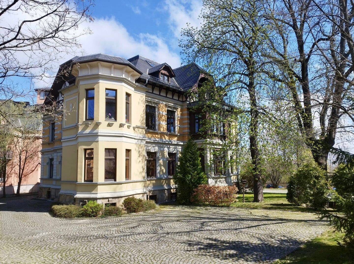 Besonderes Wohnen in besonderer Lage – modernisierte Dachgeschoss-Maisonettewohnung – Chemnitz – Bild 1 von 1