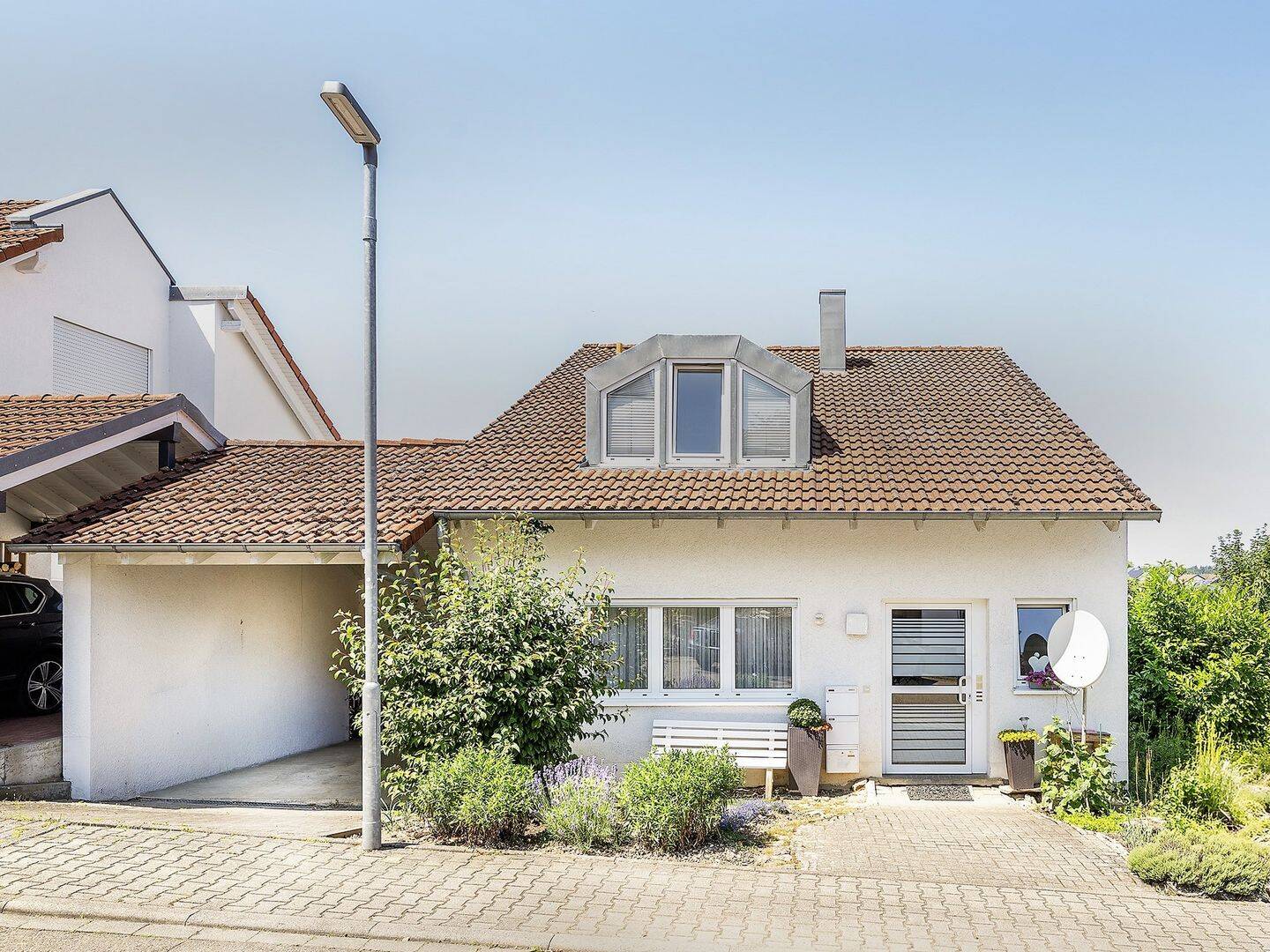 Attraktives Dreifamilienhaus mit drei vermieteten Wohneinheiten und Panoramablick in Walzbachtal, 75045 Walzbachtal