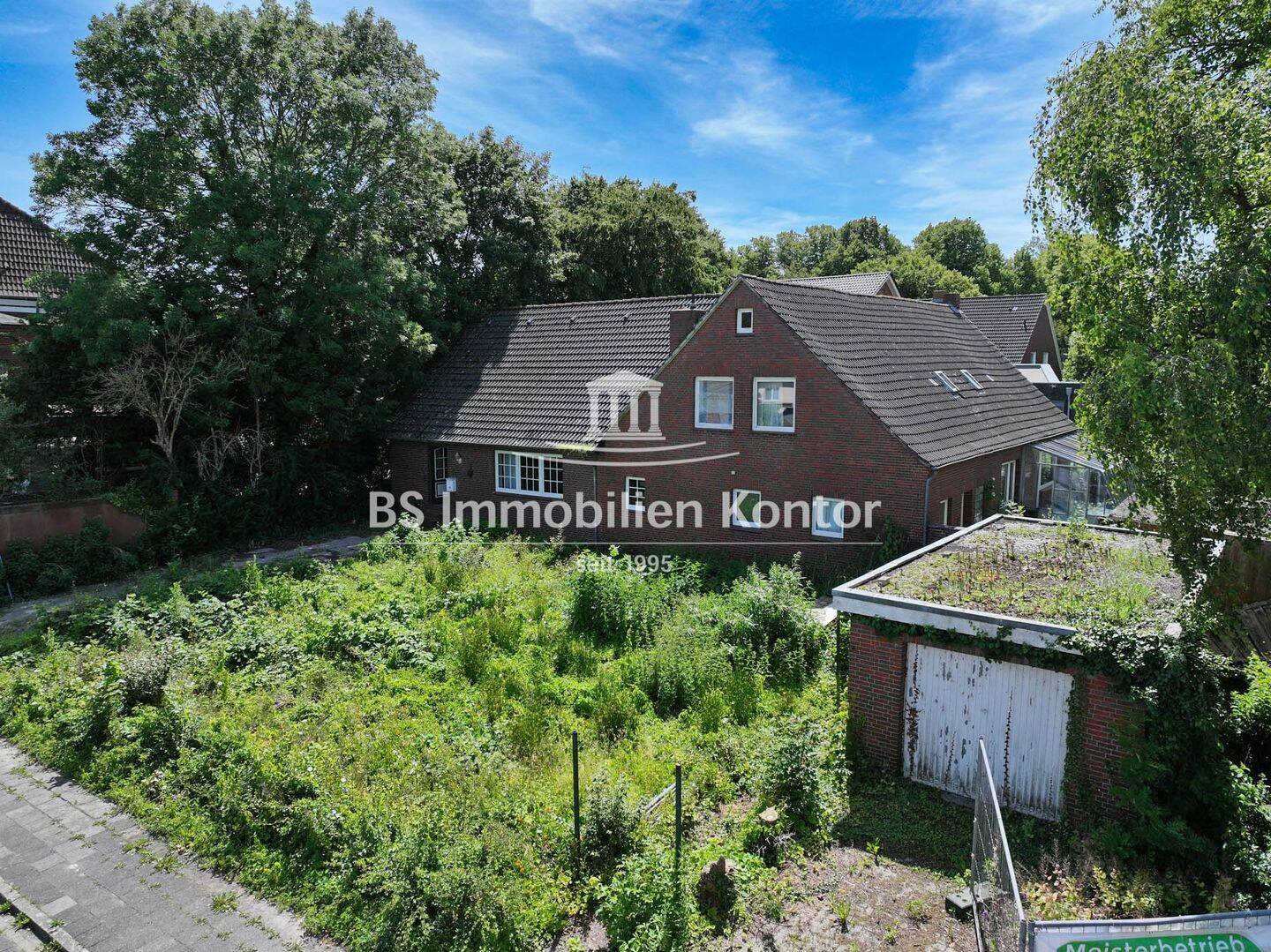 Oldersum! Großes, renovierungsbedürftiges Einfamilienhaus mit Garage in zentraler Lage!, 26802 Moormerland