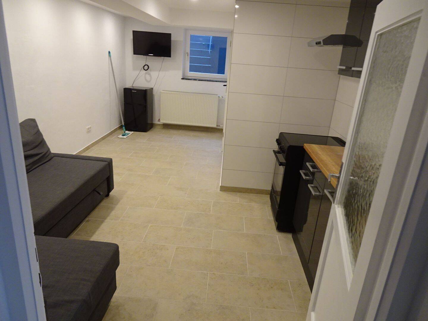 1 Zimmer Appartment ca. 22 m2 im Souterrain m. Küche, komplett möbliert, 1 J. befristet, O-Sendling PRIVAT, 81477 München (Thalk. Obersendl.-Forsten-Fürstenr.-Solln)