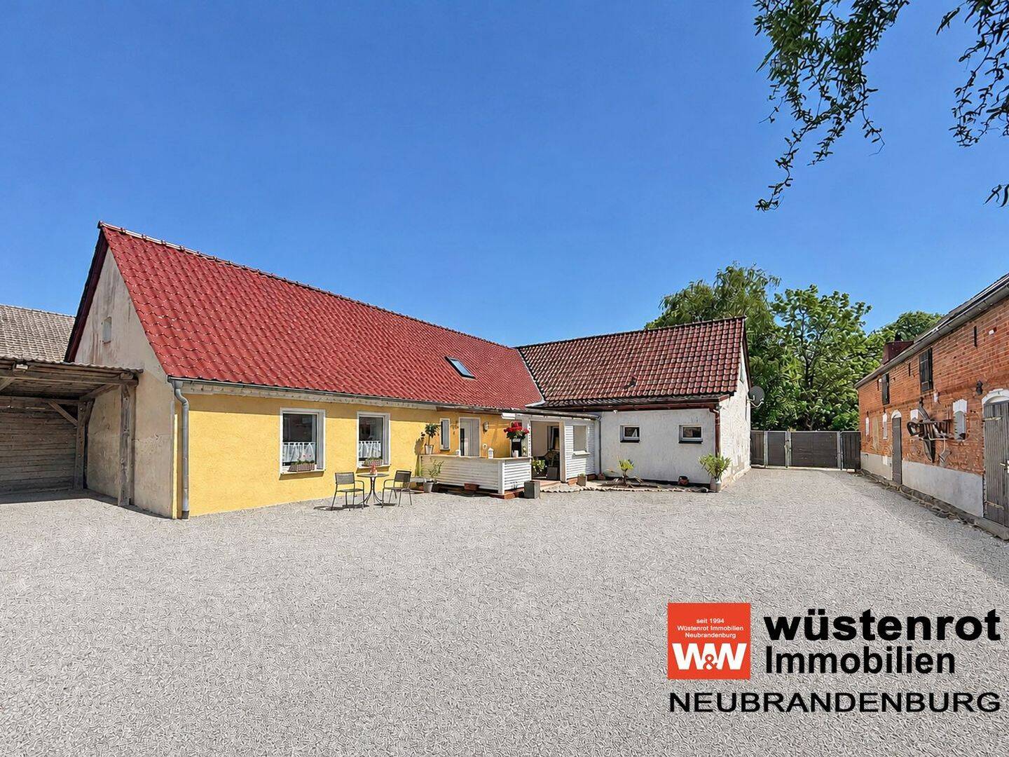 MIT WÄRMEPUMPE UND PHOTOVOLTAIK: VIERSEITEN-MEHRGENERATIONENHOF MIT VIEL PLATZ FÜR MENSCH UND TIER, 17291 Randowtal