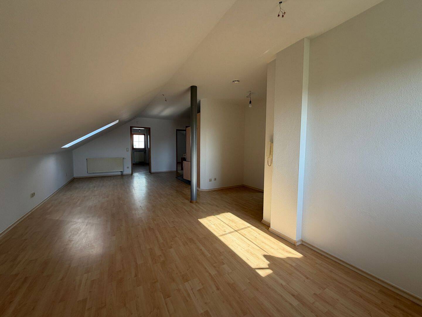 Licht, Raum und Wohnkomfort vereint – Helle Dachgeschosswohnung mit 4 Zimmern, 84494 Lohkirchen