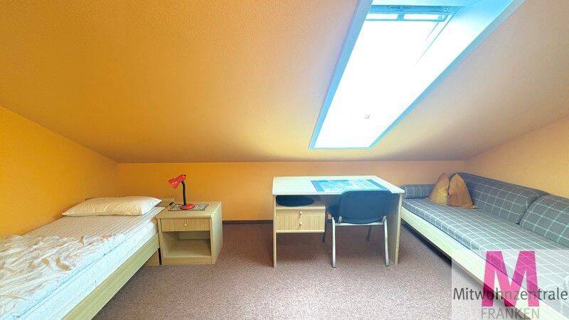 Großzügiges Zimmer mit Balkonzugang ideal für Wochenendheimfahrer, 90766 Fürth (Eigenes Heim Hardhöhe Unterfarrnbach Weststadt)