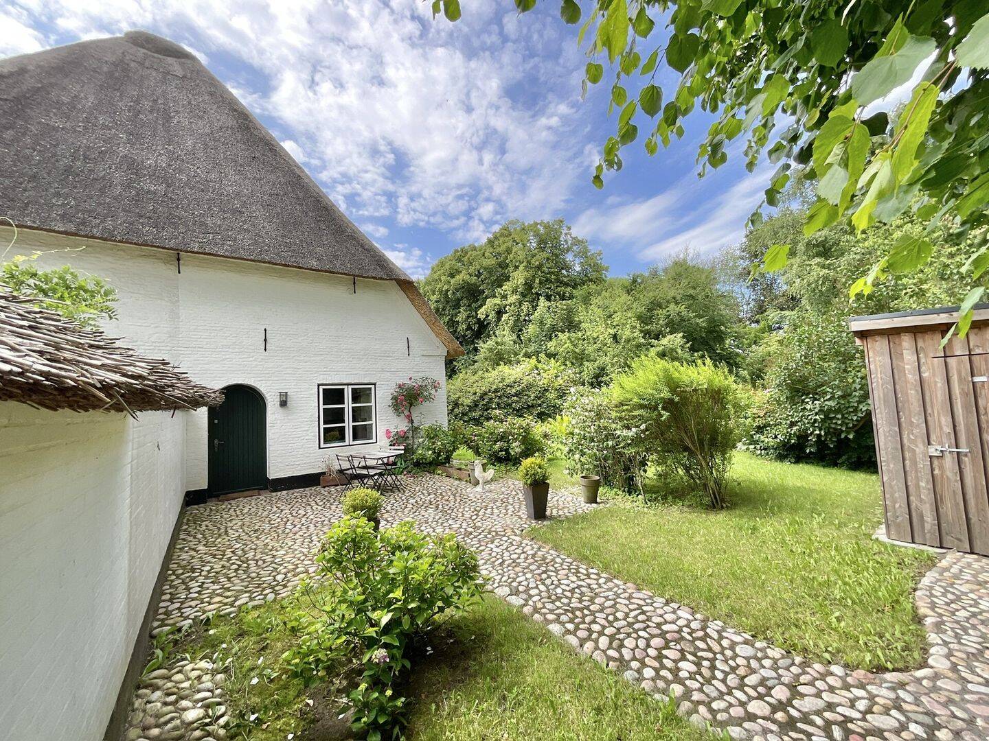 Eleganz trifft Geschichte: Maisonettewohnung mit Galerie und Rückzugsort im Grünen, 25813 Husum