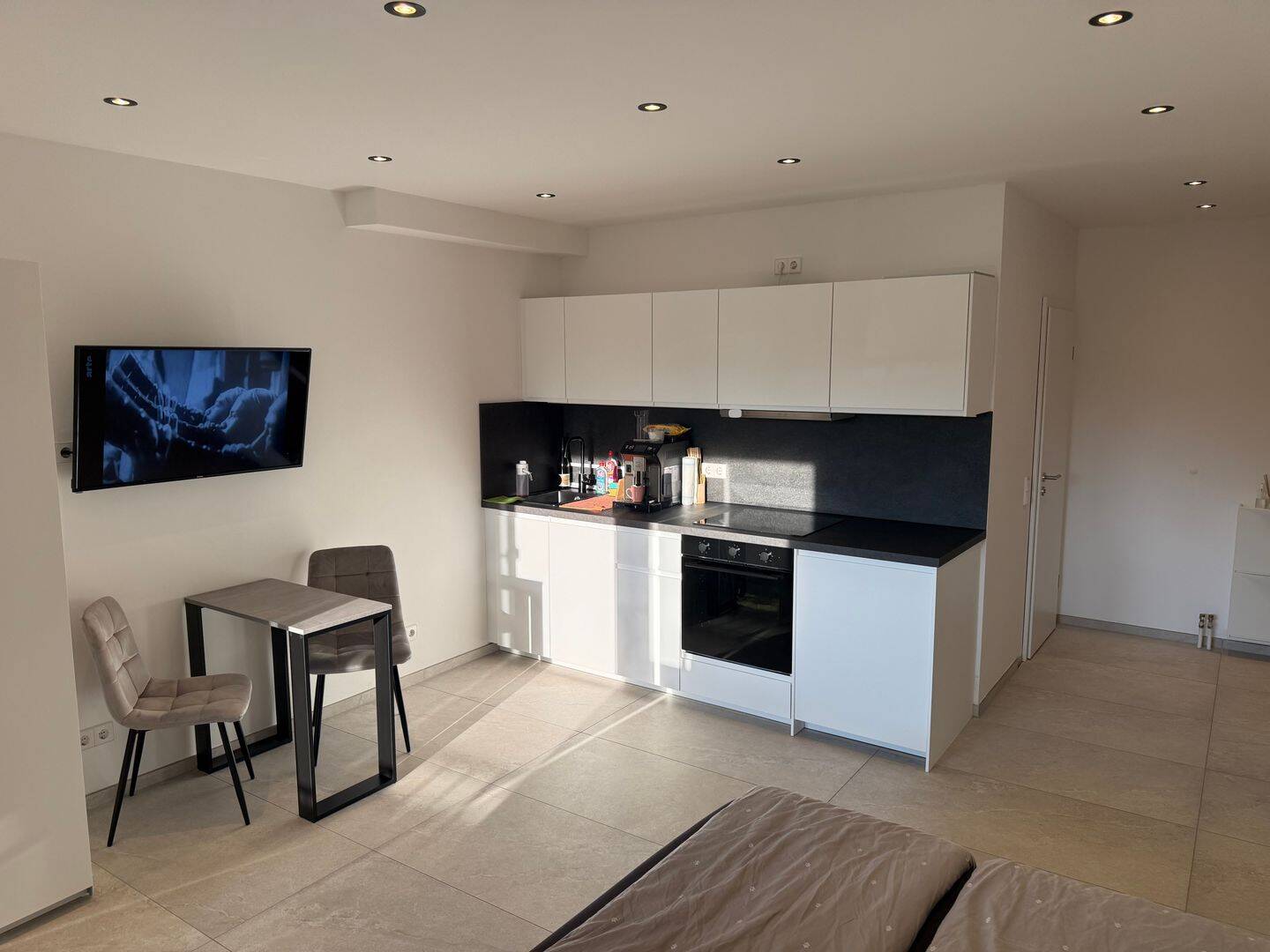 Moderne, voll möblierte 1-Zimmer-Wohnung mit Balkon und Stellplatz in Steinenbronn, 71144 Steinenbronn