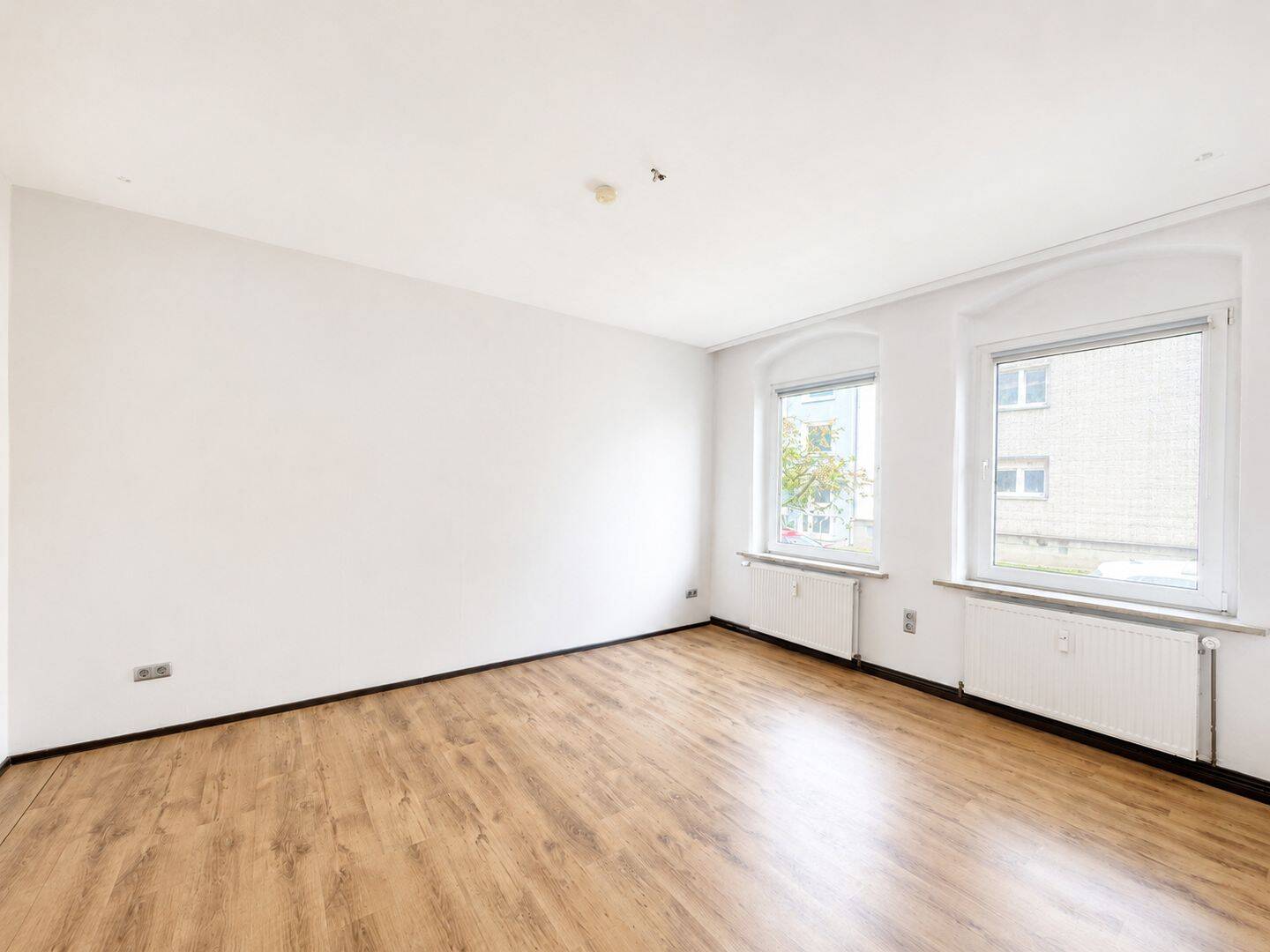Offleben: 6-Zimmer-Wohnung in der Hochparterre, 38372 Helmstedt (Büddenstedt)