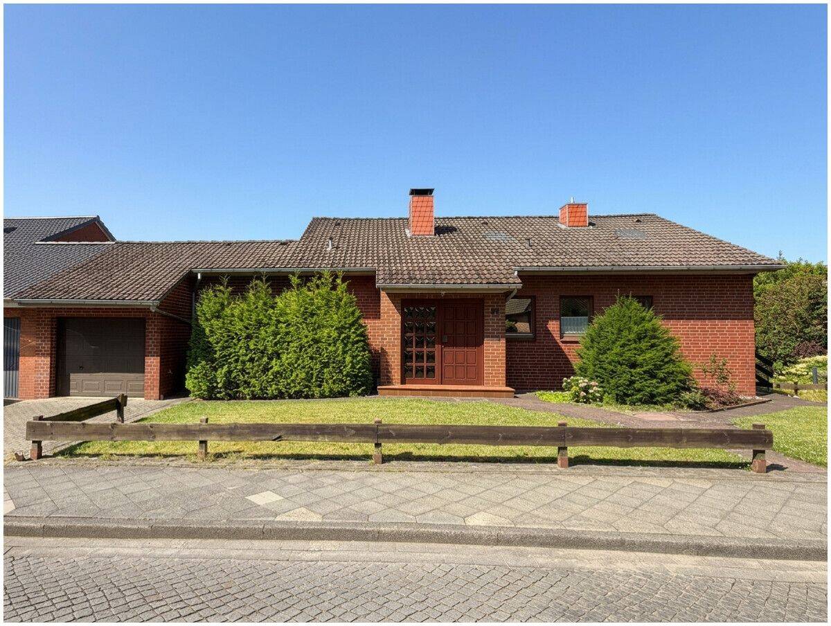 Einfamilienhaus mit Einliegerwohnung in Stade, 21682 Stade