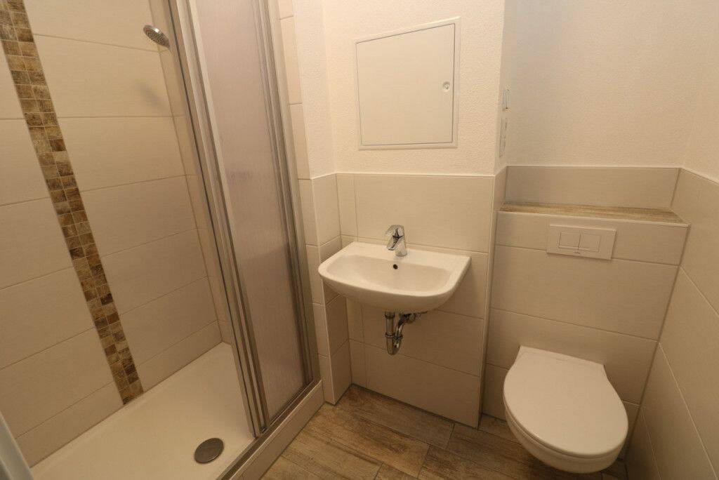Hier passt alles rein – außer Langeweile…1-RW mit großer Dusche!!!, 9599 Freiberg