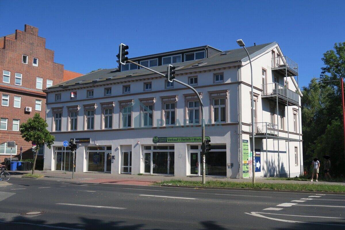 Wohn-und Geschäftshaus mit 15 Einheiten in zentraler Verkehrslage am Bahnhof mit eigenen Parkplätzen, 18437 Stralsund