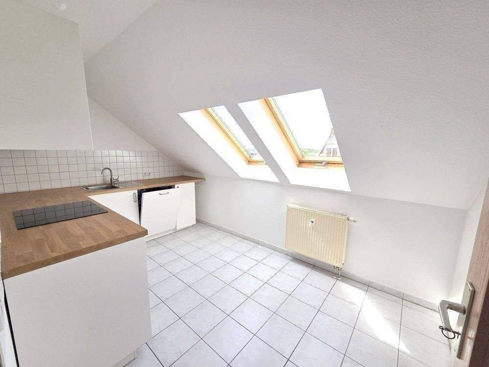 !! 2-Zimmer-Dachgeschosswohnung mit neuer Einbauküche, Aufzug und Laminat, Nähe Hauptbahnhof !!, 9130 Chemnitz (Hilbersdorf Sonnenberg Yorckgebiet Zentrum)