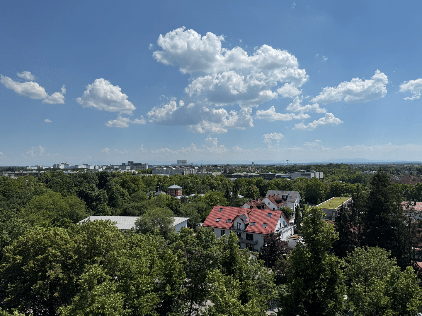 Mit Alpenblick: Helle 3-Zimmer-Wohnung mit windgeschützter Loggia und TG-Stellplatz in Neuperlach, 81737 München (Ramersdorf-Perlach)