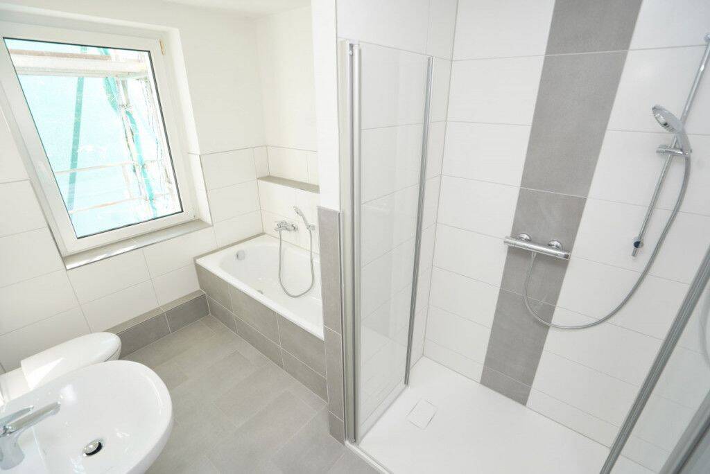 Große ebenerdige Dusche / Erstbezug nach Sanierung