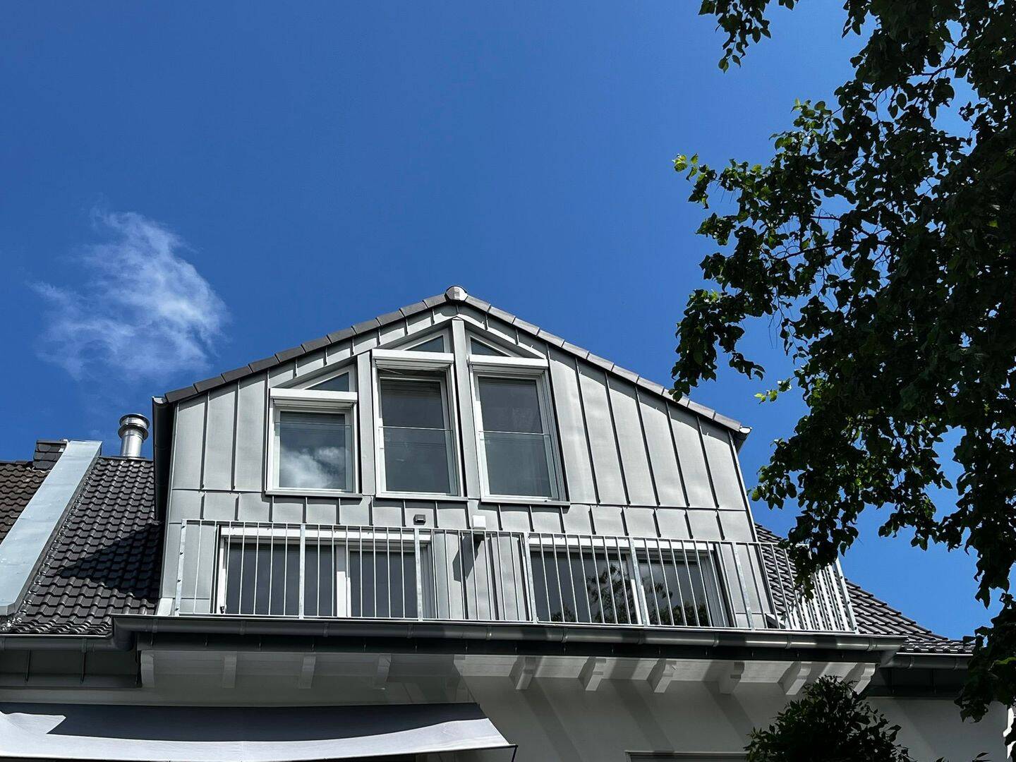 Erstbezug/Dachausbau: Exklusive klimatisierte Maisonette mit West-Dachterrasse & Garage in Uninähe, 40225 Düsseldorf (Bilk Flehe Oberbilk Wersten)