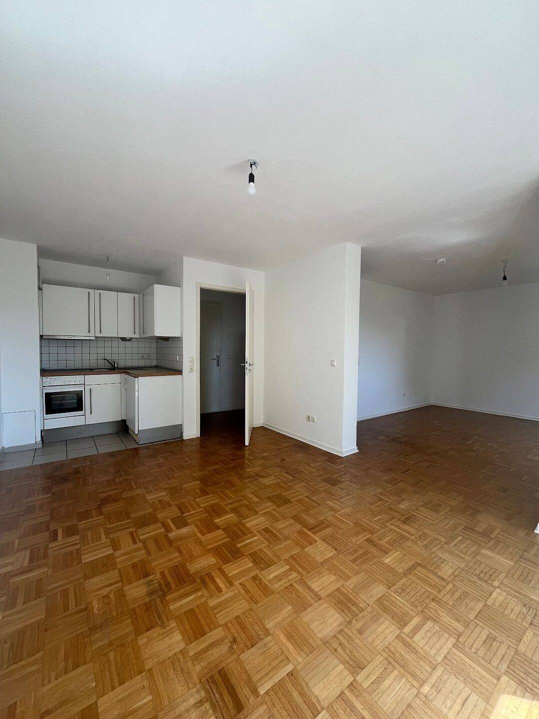 Helle 2 Zimmer Wohnung mit XL Balkon, 60388 Frankfurt am Main (Bergen-Enkheim Seckbach)