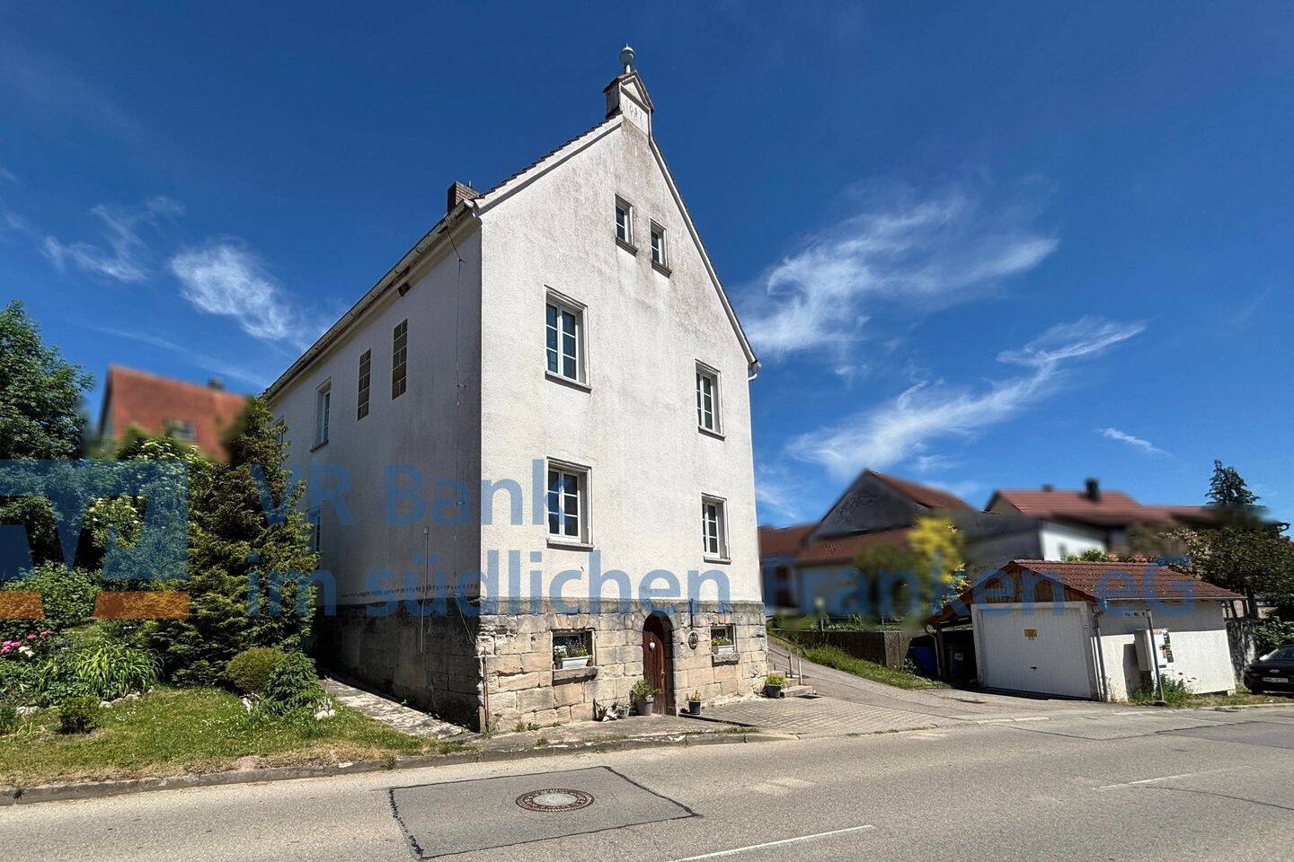Zweifamilienhaus mit zwei Wohneinheiten und Ausbaupotenzial, 91555 Feuchtwangen