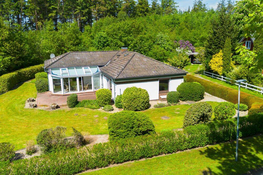 Ruhige, naturnahe Lage in Nordseenähe: Geräumiger und gut gepflegter Walmdachbungalow., 25852 Bordelum