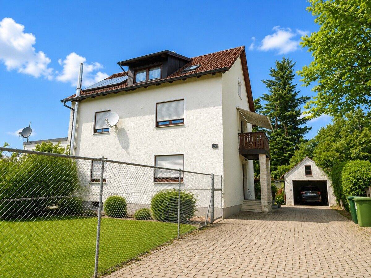 “Die Freiheit eines Hauses. Die Vorteile einer Wohnung” Großzügige Maisonettewohnung auf zwei Ebenen mit Garten”, 93142 Maxhütte-Haidhof