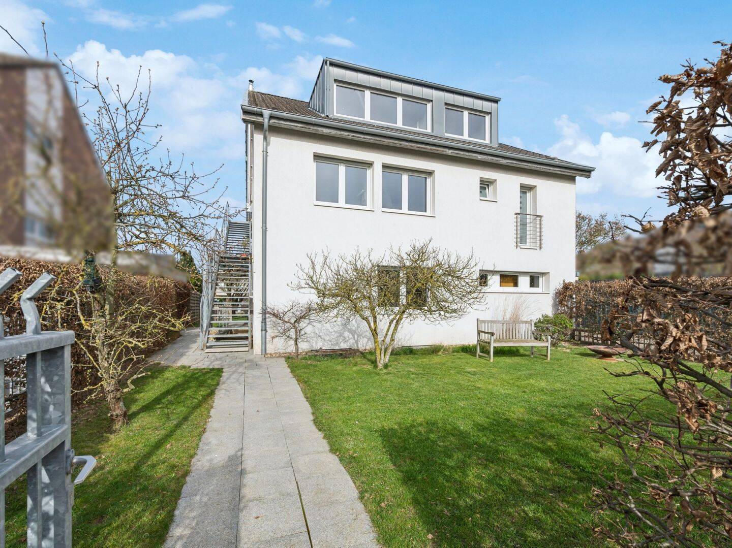 Ein Haus, viele Möglichkeiten: Zweifamilienhaus in Grevenbroich auf Erbpachtgrundstück, 41516 Grevenbroich