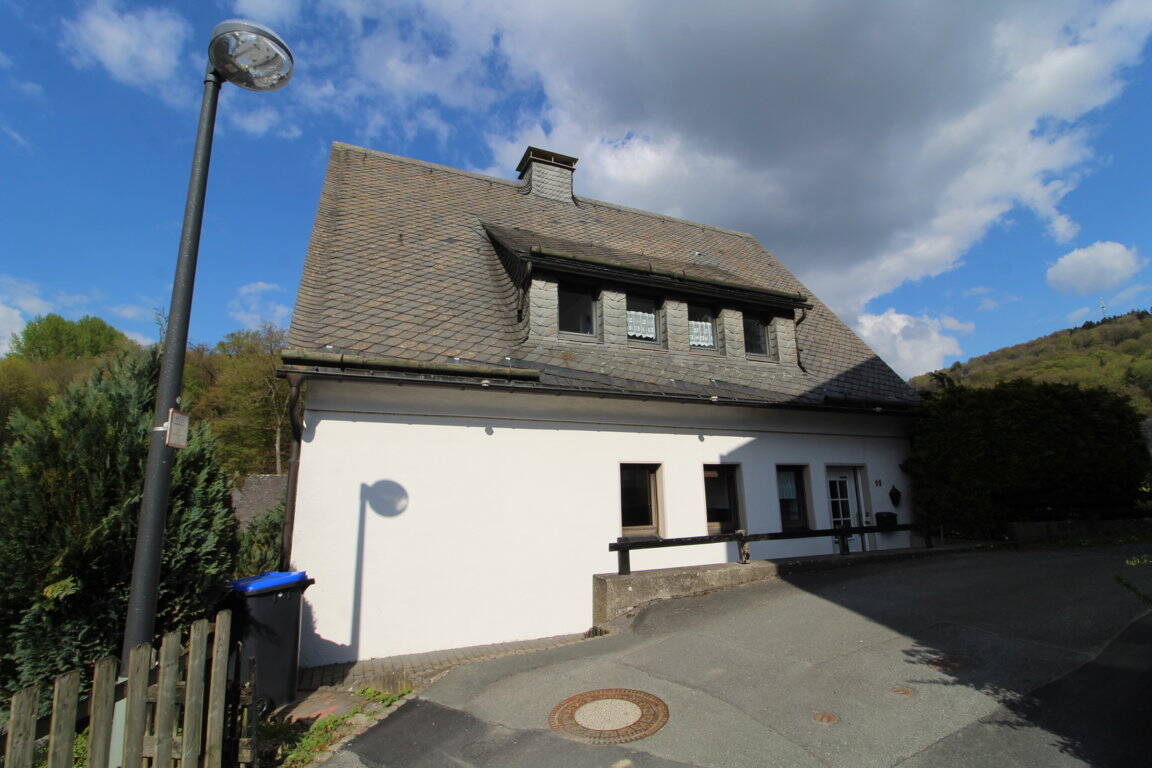 Wohnen mit Ausblick: Zweifamilienhaus in ruhiger Lage mit Blick auf Schloss Antfeld, 59939 Olsberg